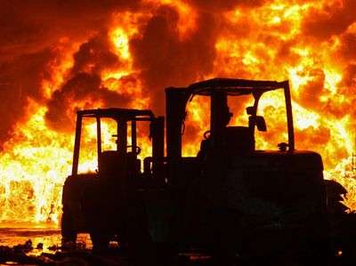 Penampakan Kobaran Api Lumat Gudang Karet di Surabaya