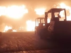 Breaking News: Pabrik Karet di Mastrip Surabaya Terbakar Hebat