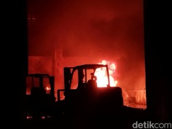 Kebakaran Pabrik Karet Surabaya, Kobaran Api Makin Besar
