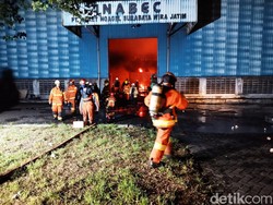Kebakaran Gudang PT Karet Ngagel Surabaya Wira Jatim, Petugas Sempat Kewalahan