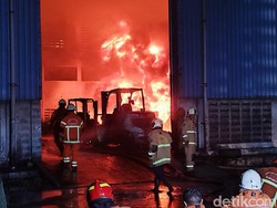 18 Mobil PMK Dikerahkan Atasi Kebakaran PT Karet Ngagel Surabaya Wira Jatim