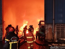Polisi Pastikan Tak Ada Korban Dalam Kebakaran Gudang Karet Surabaya