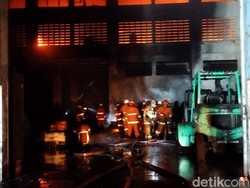 Kebakaran Gudang PT Karet Ngagel Surabaya Wira Jatim Berhasil Dipadamkan