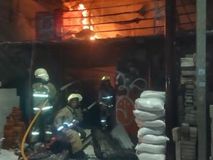 Kebakaran Toko Material di Pancoran Jaksel, 17 Damkar Dikerahkan