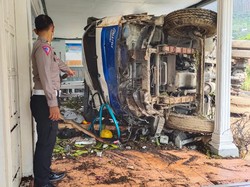 Rem Blong, Truk Muat Besi Tabrak Warung di Jalur Sarangan Magetan
