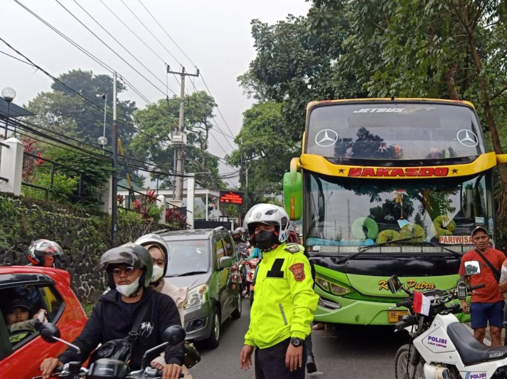 Ada Bus Mogok, Lalin Puncak Arah Jakarta Macet Parah di Riung Gunung