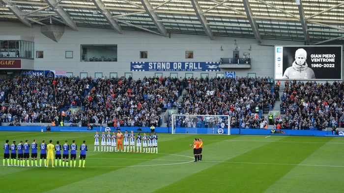 BRIGHTON, ENGLAND - OCTOBER 08: Brighton & Hove Albion and Tottenham Hotspur players take part in a minutes applause in memory of former Tottenham Hotspur fitness coach Gian Piero Ventrone prior to the Premier League match between Brighton & Hove Albion and Tottenham Hotspur at American Express Community Stadium on October 08, 2022 in Brighton, England. (Photo by Mike Hewitt/Getty Images)