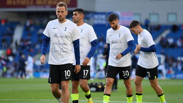 BRIGHTON, ENGLAND - OCTOBER 08: Harry Kane of Tottenham Hotspur warms up wearing a t-shirt dedicated to former Tottenham Hotspur fitness coach Gian Piero Ventrone prior to the Premier League match between Brighton & Hove Albion and Tottenham Hotspur at American Express Community Stadium on October 08, 2022 in Brighton, England. (Photo by Mike Hewitt/Getty Images)