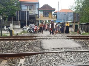 Pemotor di Lamongan Tewas Tersenggol KA di Perlintasan Tanpa Palang Pintu