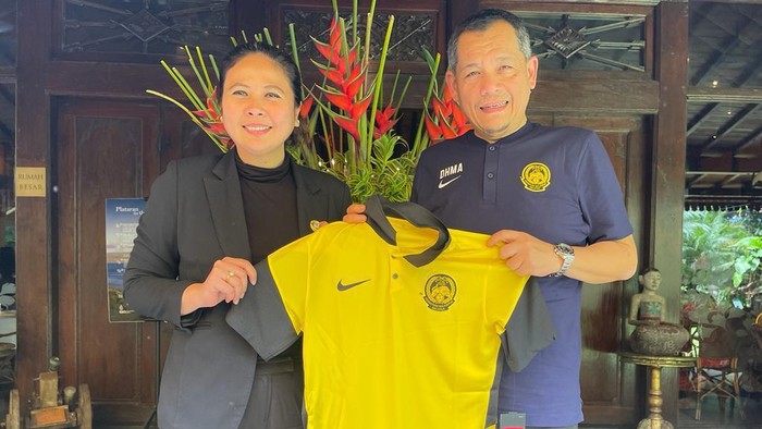 Presiden Federasi Sepakbola Malaysia (FAM), Datuk Hamidin Amin, berkunjung ke Indonesia. Dia memberikan dukungan kepada keluarga besar sepakbola Indonesia atas tragedi Kanjuruhan.