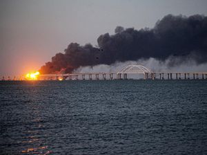 Melihat Lagi Ledakan di Jembatan Crimea Melihat Lagi Ledakan di Jembatan Crimea