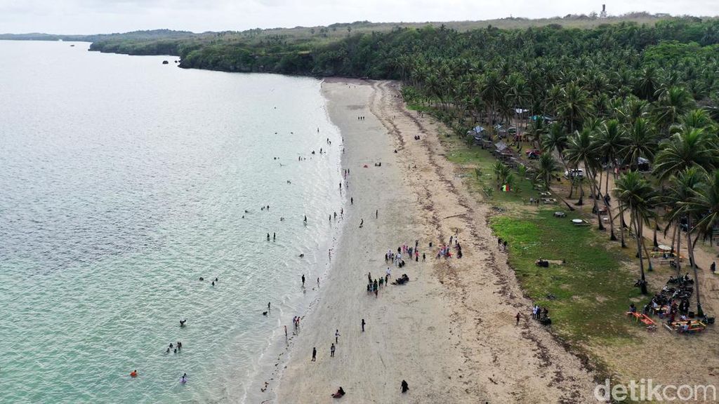 Menikmati Keindahan Pantai Weluan di Saumlaki