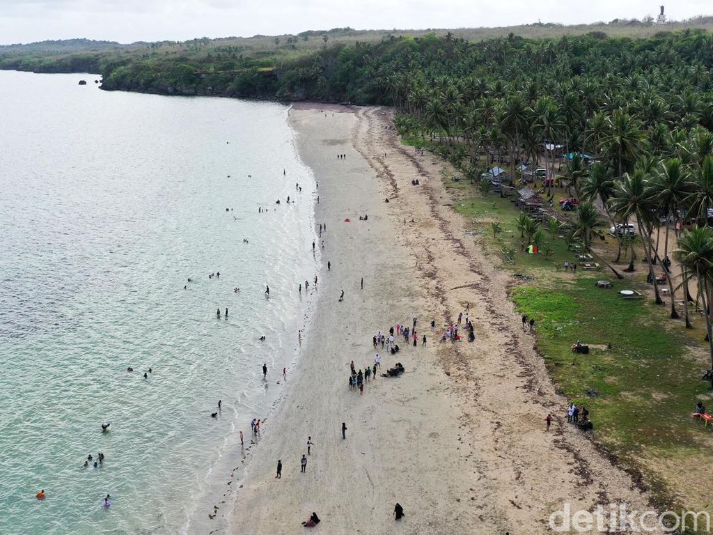Menikmati Keindahan Pantai Weluan di Saumlaki