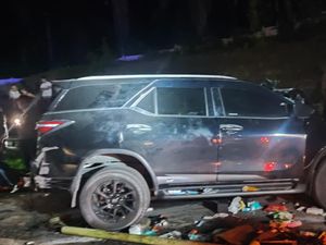 Fortuner Seruduk  Truk di Tol Pekanbaru-Dumai, 2 Orang Tewas
