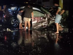 Mobil Tabrak Tiang Listrik di Bone, 1 Korban Tewas-2 Dilarikan ke RS