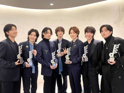 8 Momen Reuni BTS di The Fact Music Awards, Aksi Jin Diangkat Bikin Ngakak