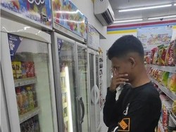 Ngakak! Ada Larangan Ganggu Orang Saat Berdiri di Depan Kulkas Minimarket