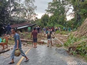 Tertutupnya Jalan Poros Toraja-Palopo Akibat Longsor di 10 Titik Tertutupnya Jalan Poros Toraja-Palopo Akibat Longsor di 10 Titik