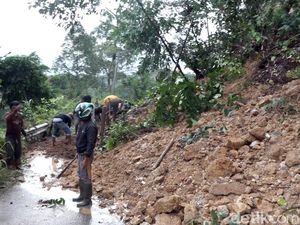 Hujan Deras Picu Longsor di Polman, Akses Jalan Tertutup-Listrik Padam