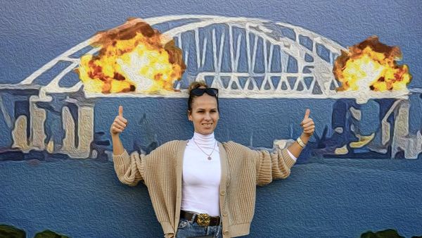 Poster Jembatan Crimea Meledak Jadi Sasaran Selfie Warga Ukraina