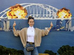Poster Jembatan Crimea Meledak Jadi Sasaran Selfie Warga Ukraina