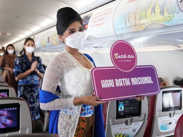 Cantiknya Pramugari Batik Air Berbatik Ria di Ketinggian 35 Ribu Kaki