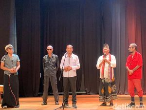 Jokowi-Seniman Surabaya Doakan Korban Kanjuruhan Jokowi-Seniman Surabaya Doakan Korban Kanjuruhan