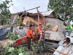 94 Rumah Rusak Dihantam Angin Puting Beliung di Lombok Timur