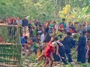 Ratusan Warga Ngawi Gelar Ritual Perang Nasi untuk Tolak Balak Ratusan Warga Ngawi Gelar Ritual Perang Nasi untuk Tolak Balak