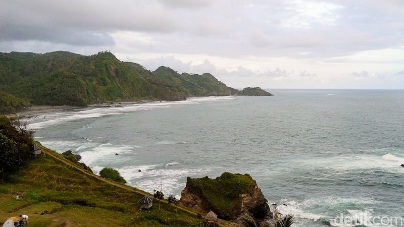 Suasana di Pantai Menganti, Kebumen.