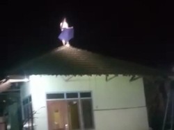 Wanita Bawean Tunjukkan Gelagat Aneh Sehari Usai Tertawa di Atap Rumah
