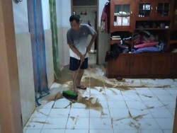 Banjir di Bayah Banten Surut, Warga Mulai Bersih-bersih