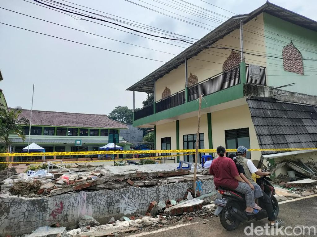 Warga Belasungkawa Datangi MTsN 19 Jakarta Usai Insiden Maut Tembok Roboh