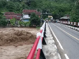 2 Rumah Warga Sukabumi Hanyut Imbas Luapan Sungai Cibareno 2 Rumah Warga Sukabumi Hanyut Imbas Luapan Sungai Cibareno