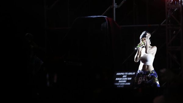 Keseruan Agnez Mo di Atas Panggung Synchronize Fest 2022