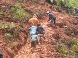 Aksi Nekat Pemotor Lewati Lokasi Longsor di Jalur Trans Sulawesi