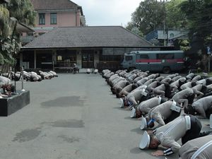 Momen Polisi Malang Sujud Massal Usai Tragedi Kanjuruhan