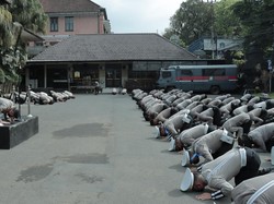 Momen Polisi Malang Sujud Massal Usai Tragedi Kanjuruhan