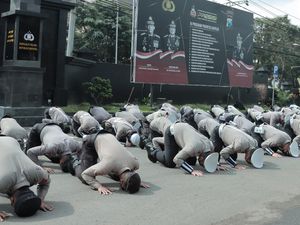 Polisi di Malang Sujud Massal usai Apel Pagi, Ada Apa?
