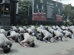 Video saat Polisi di Malang Sujud Minta Maaf atas Tragedi Kanjuruhan