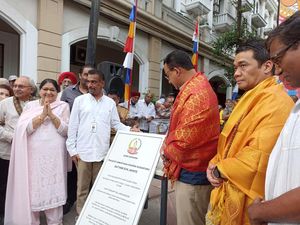 Berkain Sari Merah, Anies Resmikan Gapura Little India di Pasar Baru