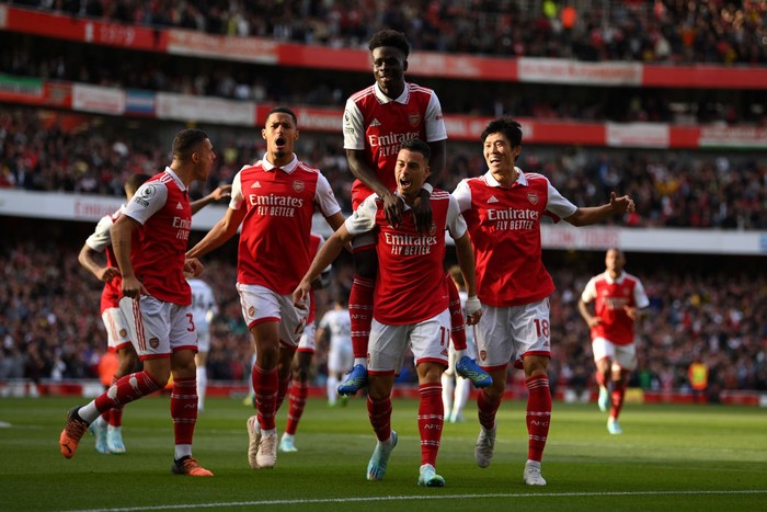 LONDON, ENGLAND - OCTOBER 09: Gabriel Martinelli of Arsenal celebrates with teammates after scoring their teams first goal during the Premier League match between Arsenal FC and Liverpool FC at Emirates Stadium on October 09, 2022 in London, England. (Photo by Justin Setterfield/Getty Images)