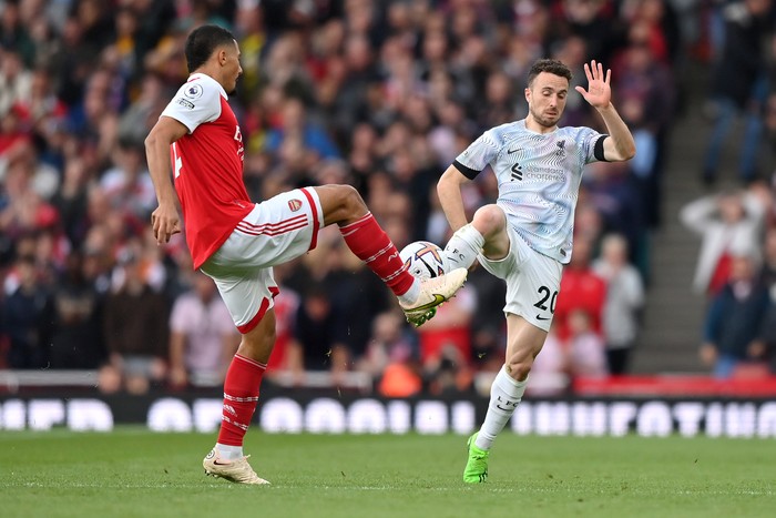 LONDON, ENGLAND - OCTOBER 09: Diogo Jota of Liverpool is challenged by William Saliba of Arsenal during the Premier League match between Arsenal FC and Liverpool FC at Emirates Stadium on October 09, 2022 in London, England. (Photo by Justin Setterfield/Getty Images)