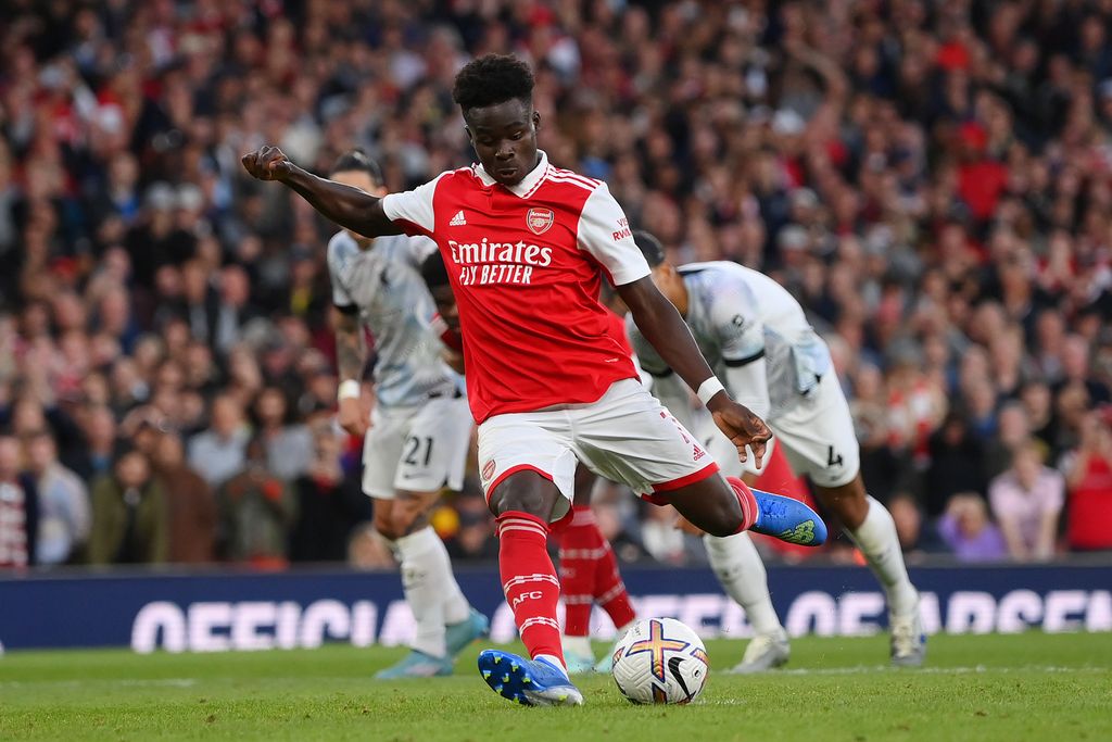 LONDON, ENGLAND - OCTOBER 09: Bukayo Saka of Arsenal scores their team's third goal from the penalty spot during the Premier League match between Arsenal FC and Liverpool FC at Emirates Stadium on October 09, 2022 in London, England. (Photo by Shaun Botterill/Getty Images)