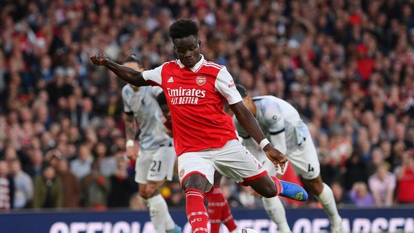 LONDON, ENGLAND - OCTOBER 09: Bukayo Saka of Arsenal scores their teams third goal from the penalty spot during the Premier League match between Arsenal FC and Liverpool FC at Emirates Stadium on October 09, 2022 in London, England. (Photo by Shaun Botterill/Getty Images)