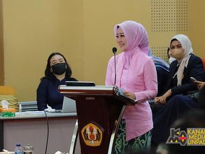 Bu Cinta Jadi Doktor Komunikasi, Lulus dengan Predikat Cumlaude Bu Cinta Jadi Doktor Komunikasi, Lulus dengan Predikat Cumlaude