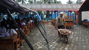 Atap SDN Gelang 7 Ambruk, Siswa Belajar di Tenda Darurat