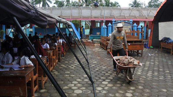Atap SDN Gelang 7 Ambruk, Siswa Belajar di Tenda Darurat