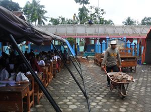 Atap SDN Gelang 7 Ambruk, Siswa Belajar di Tenda Darurat