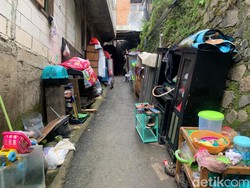 Video: SDN 22 Pejaten Timur Jadi Tempat Evakuasi Barang Korban Banjir